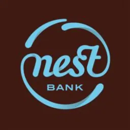 Logo Nest Bank w kolorze błękitnym na brązowym tle, stylizowane litery tworzące okrąg.