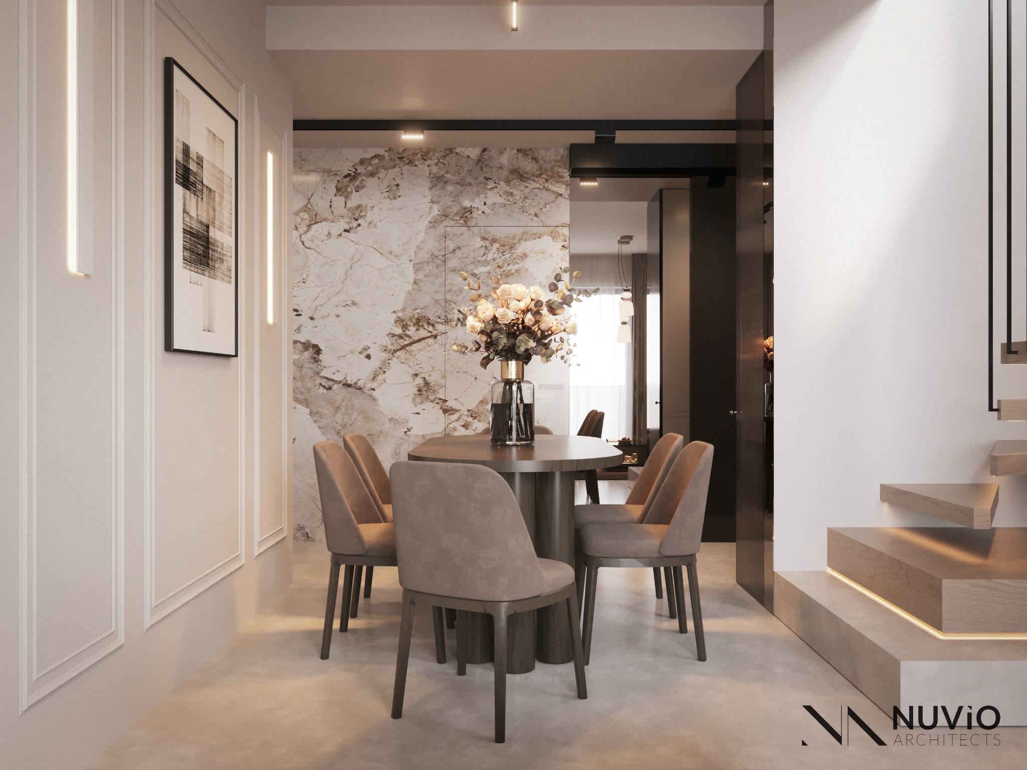Elegancka jadalnia z okrągłym stołem i krzesłami w odcieniach beżu. Marmurowa ściana, minimalistyczne oświetlenie i schody z podświetleniem tworzą nowoczesne wnętrze.