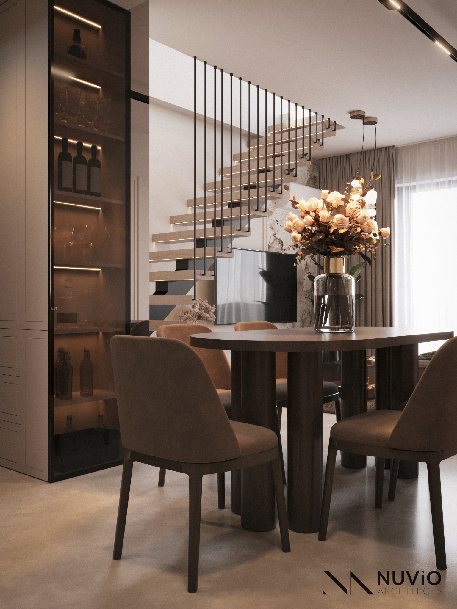 Nowoczesne wnętrze jadalni z drewnianymi schodami, przeszkloną witryną i okrągłym stołem z bukietem kwiatów. Stonowana kolorystyka, minimalistyczny design.
