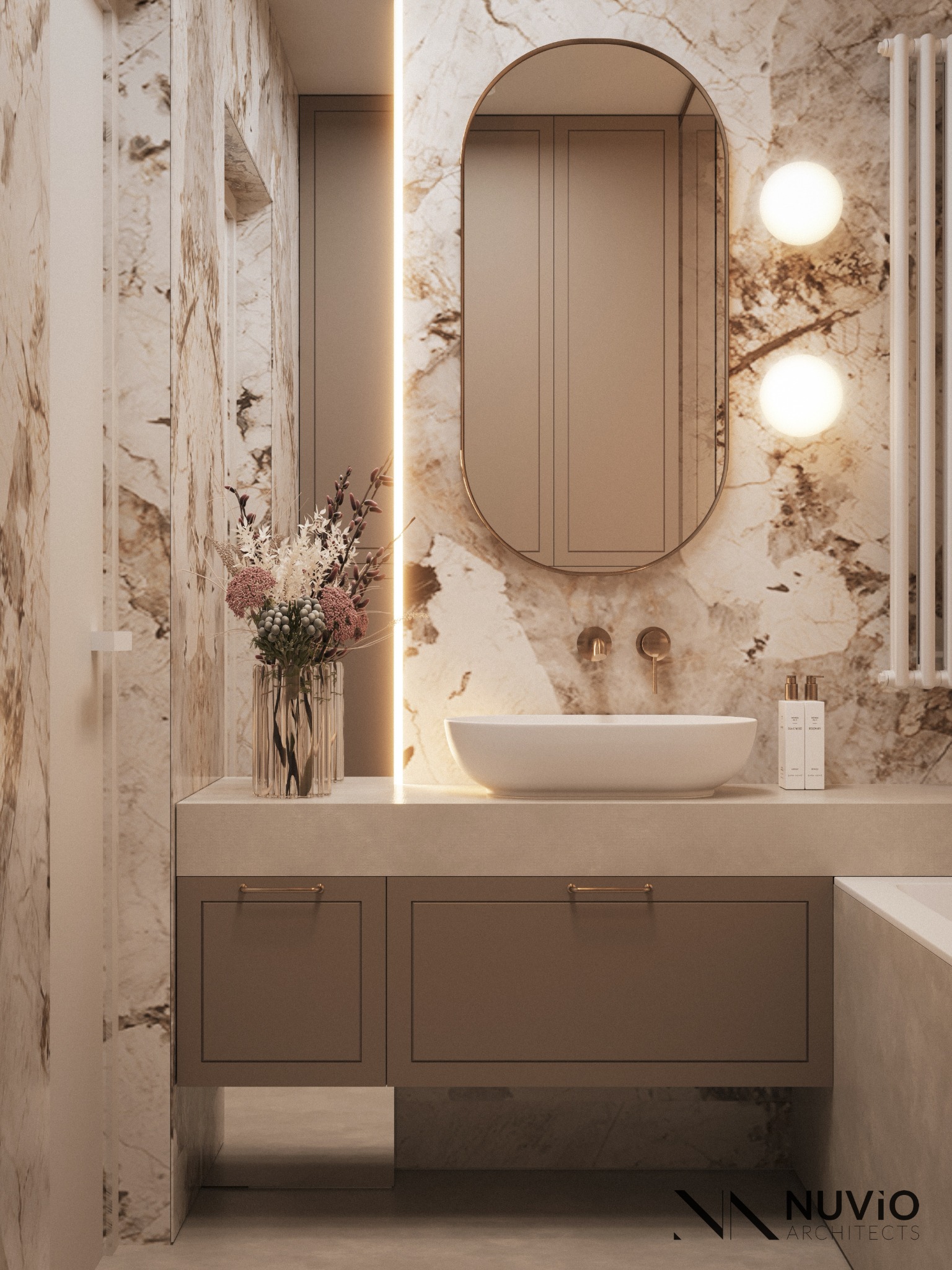 Elegancka łazienka z marmurowymi ścianami, owalnym lustrem z podświetleniem LED, umywalką nablatową i kwiatami w wazonie. Minimalistyczny design z ciepłą kolorystyką.