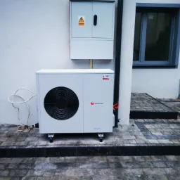 Zamontowana jednostka zewnetrzna pompy ciepła