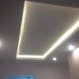 Nowoczesny sufit podwieszany z oświetleniem LED w kształcie prostokąta, dodatkowo oświetlenie punktowe, widok z dołu.