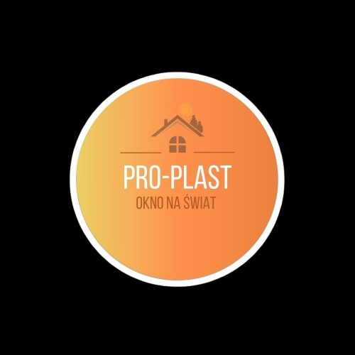 Logo firmy Pro-Plast z hasłem 'Okno na świat', przedstawiające stylizowany dom z oknem na tle gradientu pomarańczowego.