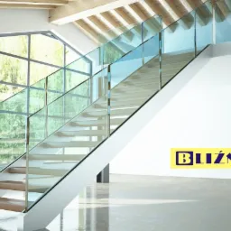 Schody z drewnianymi stopniami i szklaną balustradą w nowoczesnym wnętrzu z dużym oknem i drewnianym stropem, z logo firmy na ścianie.