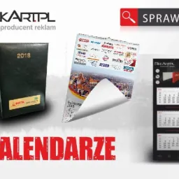 Prezentacja różnych typów kalendarzy firmowych: książkowego z logo, ściennego z widokiem miasta i terminarza biurkowego w formie aplikacji na smartfonie.