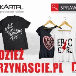 Prezentacja trzech koszulek z różnymi nadrukami: czarna z białym napisem 'What you waiting for?', czarna z różowym sercem i napisem 'Make Love War', oraz biała z czarno-czerwonym napisem 'Epic...