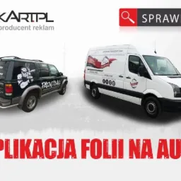 Dwa samochody z aplikacjami folii reklamowych: ciemny SUV z motywem paintballowym i biały van z logo firmy, na rozmytym tle miejskiego krajobrazu.