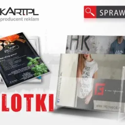 Ekspozycja różnorodnych materiałów reklamowych w przezroczystym stojaku, w tym ulotka z motywem kulinarnym i wizytówki z logo firmy.