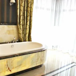 Wanna obudowana kamieniem