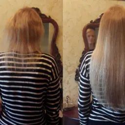 Porównanie włosów przed i po zabiegu: po lewej stronie włosy potargane, po prawej długie, proste i lśniące, widoczne odbicie twarzy w lustrze.