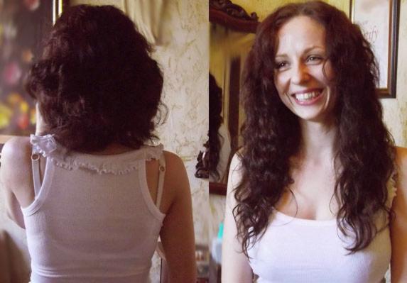 Kobieta z kręconymi włosami przed i po zabiegu stylizacji, widok z tyłu włosów przed i z przodu po, na tle ściany w ciepłych odcieniach.