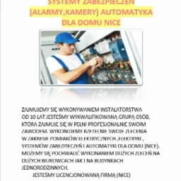 Mężczyzna w niebieskim kombinezonie i czapce, pracujący przy skrzynce z bezpiecznikami i okablowaniem, używając narzędzi do podłączenia przewodów.