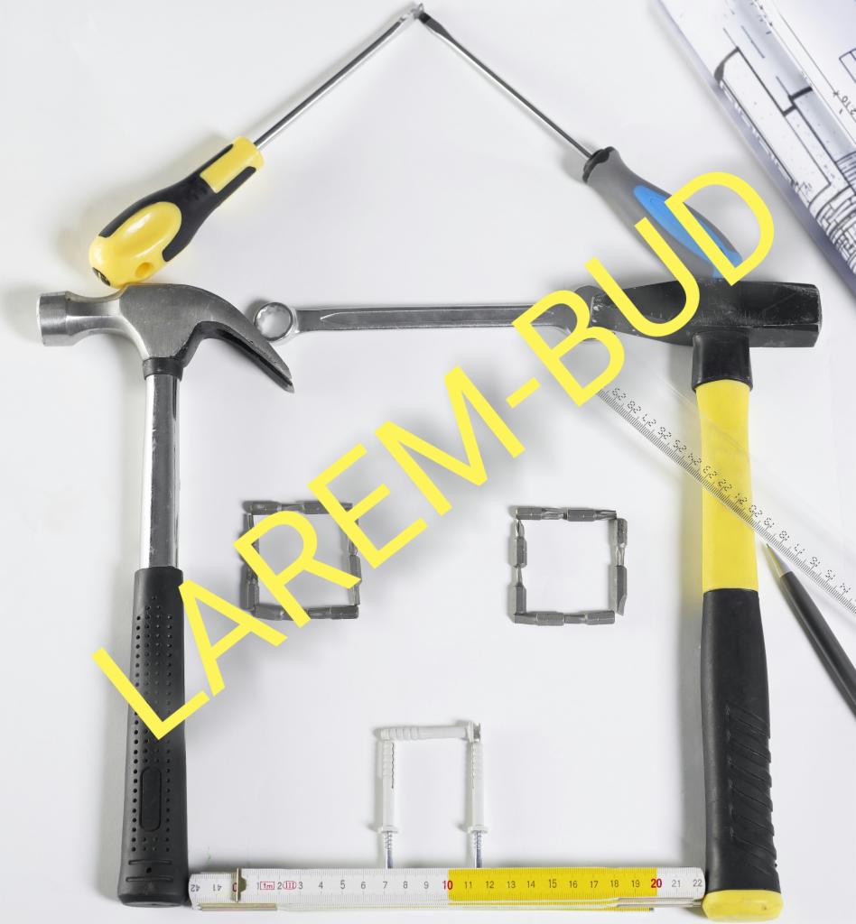 Stylizowany dom ułożony z narzędzi budowlanych: młotki, śrubokręty, klucz płaski, kołki rozporowe i bity, na białym tle z planami architektonicznymi w tle.