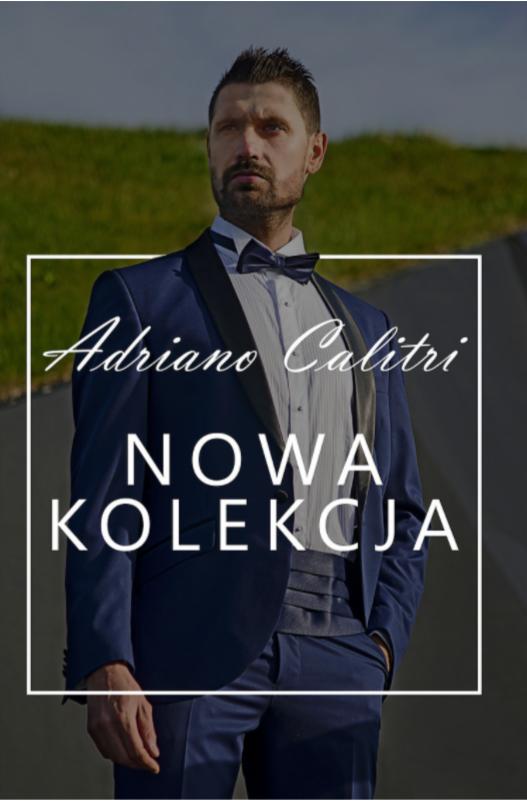 Mężczyzna w granatowym smokingu z muchą na tle zieleni i szarej ściany, z napisem 'Adriano Calitri Nowa Kolekcja' w białej ramce.