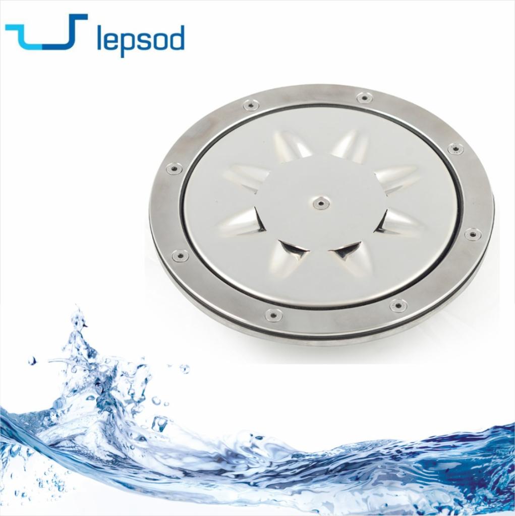 Chromowana pokrywa odpływu dennego basenu z ośmioma otworami i śrubami mocującymi, częściowo zanurzona w falującej wodzie, z logo firmy Lepsod w lewym górnym rogu.
