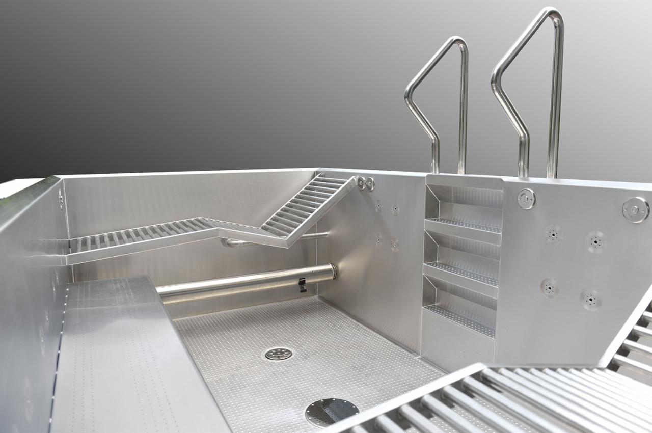 Metalowa konstrukcja basenu z drabinkami wejściowymi i wyjściowymi, widok z góry, oświetlenie studyjne.