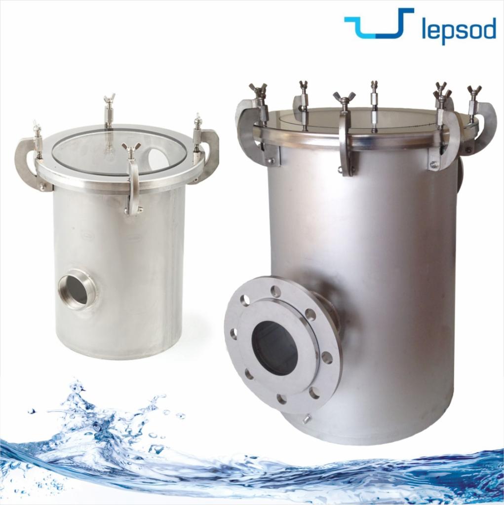 Dwa filtry ze stali nierdzewnej z przezroczystymi pokrywami i mocowaniami motylkowymi, z logo firmy Leposd w prawym górnym rogu, na białym tle z efektem wody.