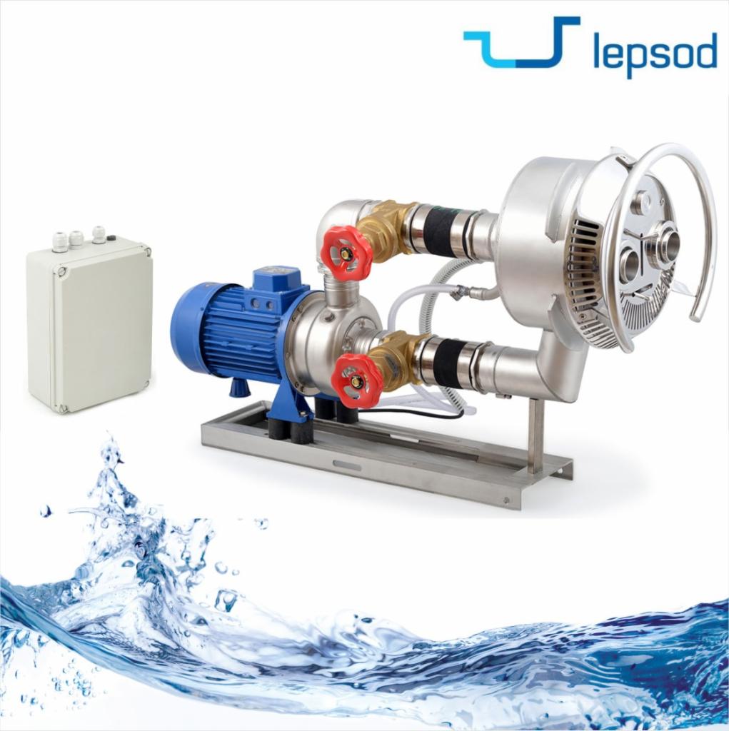 Urządzenie do filtracji wody z niebieskim silnikiem, czerwonymi zaworami i srebrną obudową, obok szara skrzynka kontrolna, na tle logo producenta i grafiki z wodą.