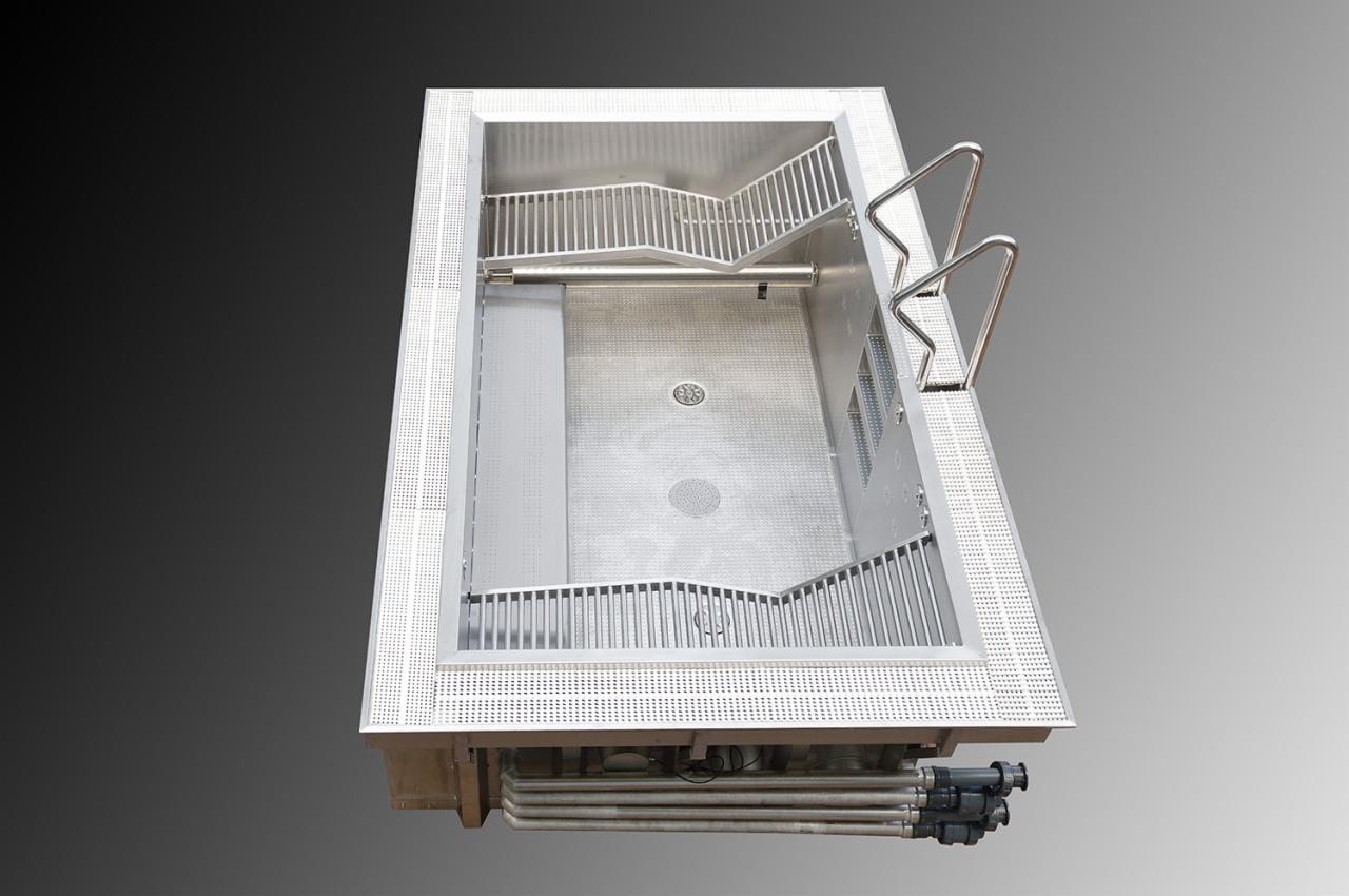 Metalowa konstrukcja basenu z drabinkami i systemem filtracji widoczna z góry na szarym tle.