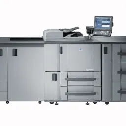 Profesjonalna, cyfrowa maszyna drukarska Konica Minolta bizhub PRO 1050e, widok z przodu, z podajnikiem i panelem sterowania, na białym tle.