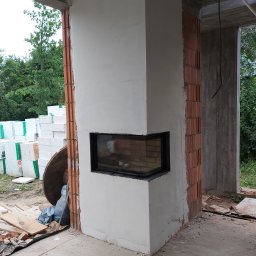 Kominek, grill z tradycyjnym murowanym paleniskiem na tarasie. Zabezpieczenie drzwiczkami daje możliwość opuszczenia domu, zostawiając palące się wnętrze.