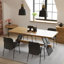 Jadalnia w loftowym stylu z drewnianym stołem na metalowej podstawie, czarnymi krzesłami i ceglaną ścianą z zegarem.