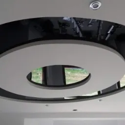 Oryginalny, dwukolorowy sufit podwieszany z okrągłymi elementami i punktowym oświetleniem w Czeladzi, z widocznym odbiciem drabiny malarskiej.