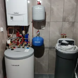 Kompletna instalacja grzewcza z piecem gazowym Vaillant, zasobnikiem Biawar, naczyniami przeponowymi i stacją uzdatniania wody Trinity, zainstalowana w pomieszczeniu w Odolanowie.