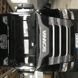 Przód czarno-szarej ciężarówki Scania G450 z widocznym logo firmy transportowej Przemas Transport na kabinie oraz polską tablicą rejestracyjną G4 PRZEM.