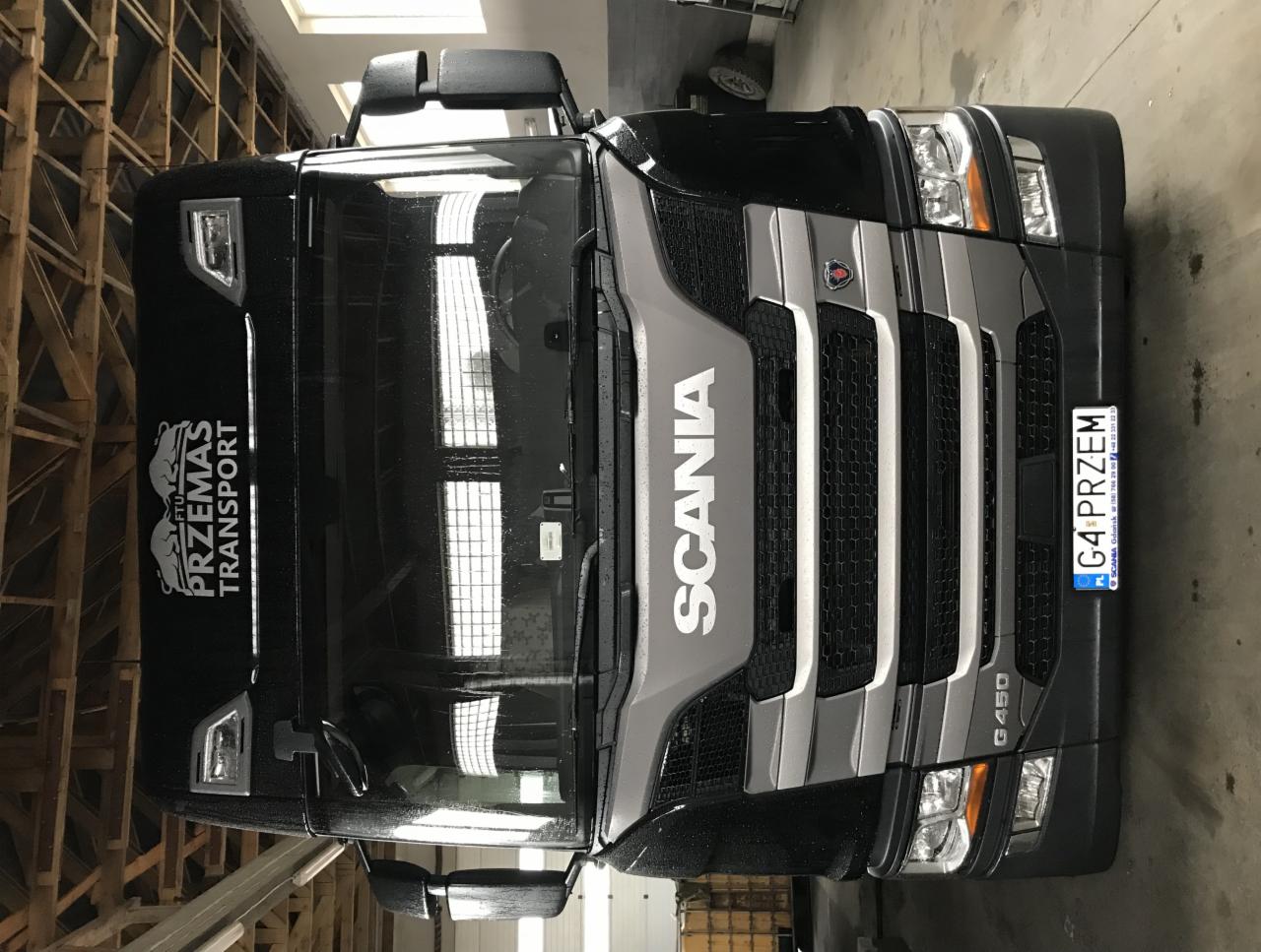 Przód czarno-szarej ciężarówki Scania G450 z widocznym logo firmy transportowej Przemas Transport na kabinie oraz polską tablicą rejestracyjną G4 PRZEM.