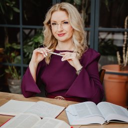 Sesja biznesowa w kawiarni.