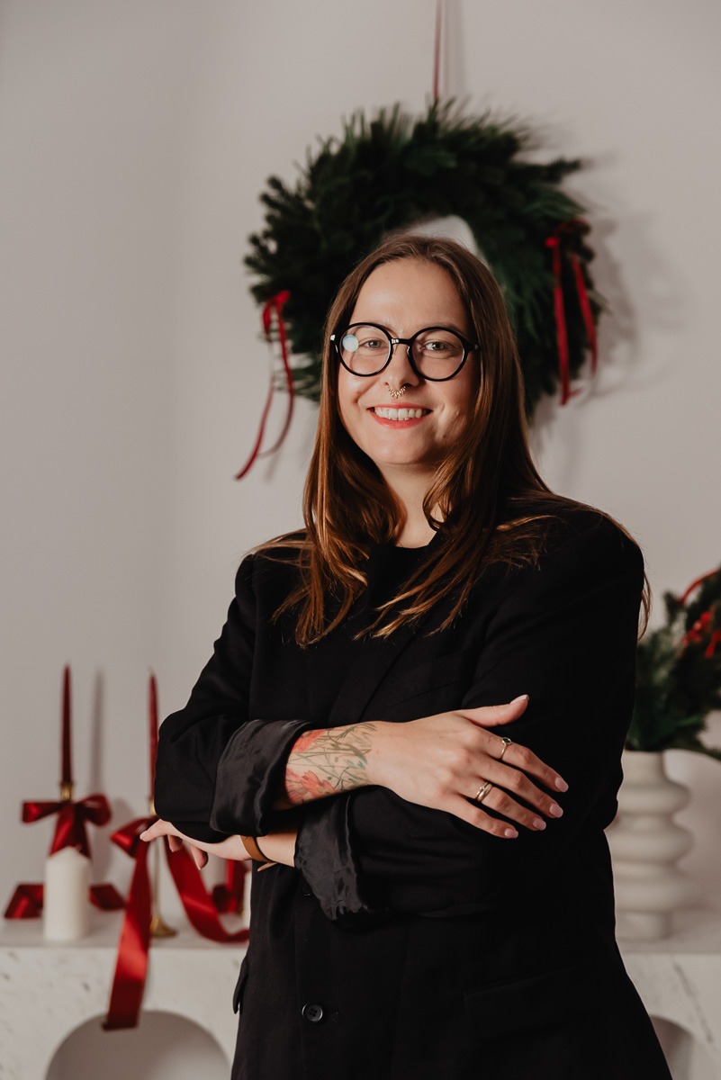 Sesja wizerunkowa w aranżacji świątecznej. Sesja zdjęciowa dla kobiet.