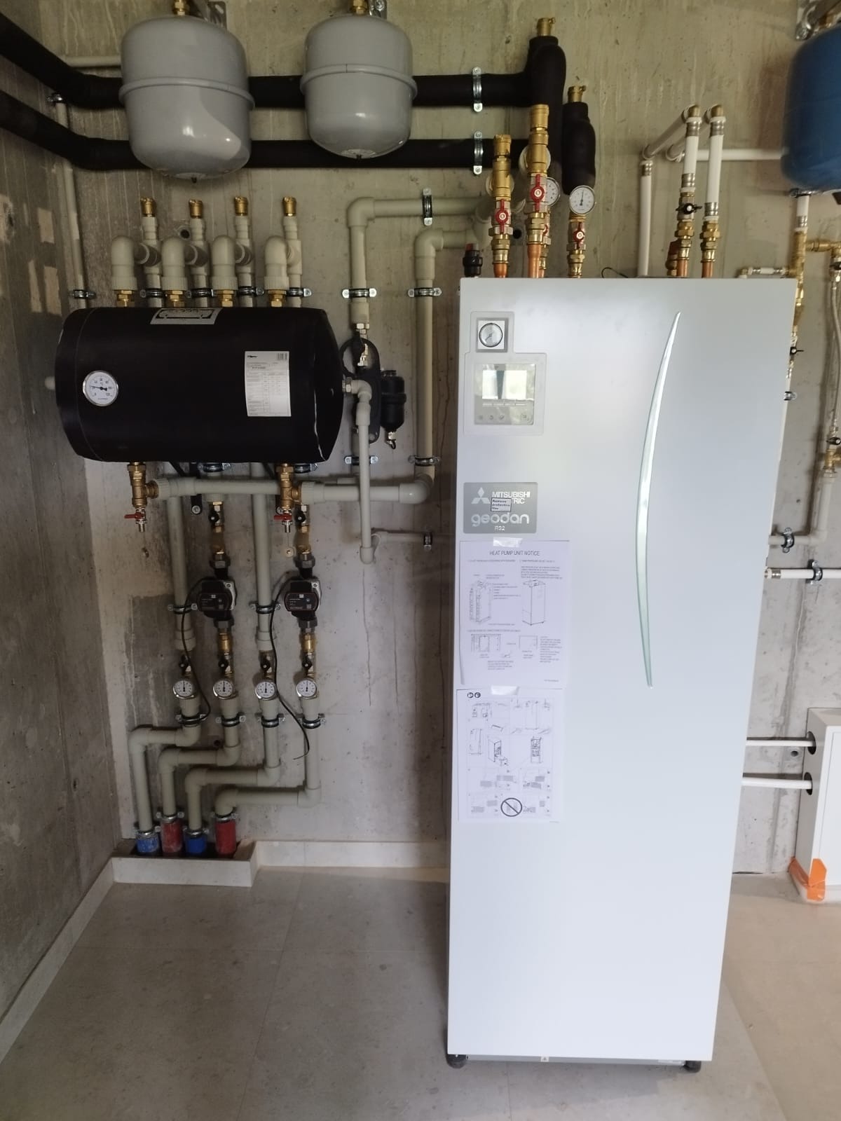 Maszynownia z pompą ciepła gruntową Mitsubishi.