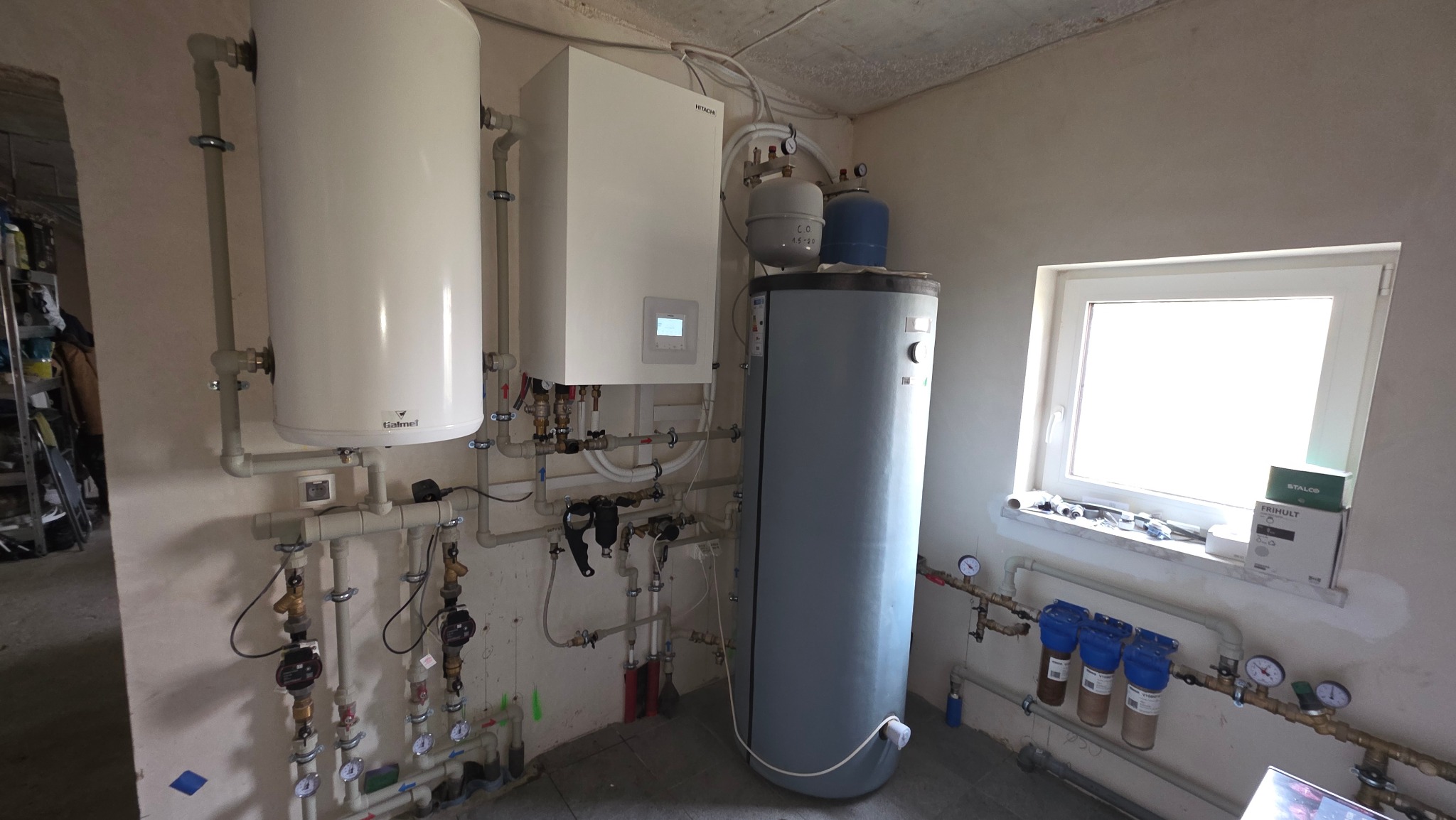 Maszynownia z pompą ciepła Hitachi.