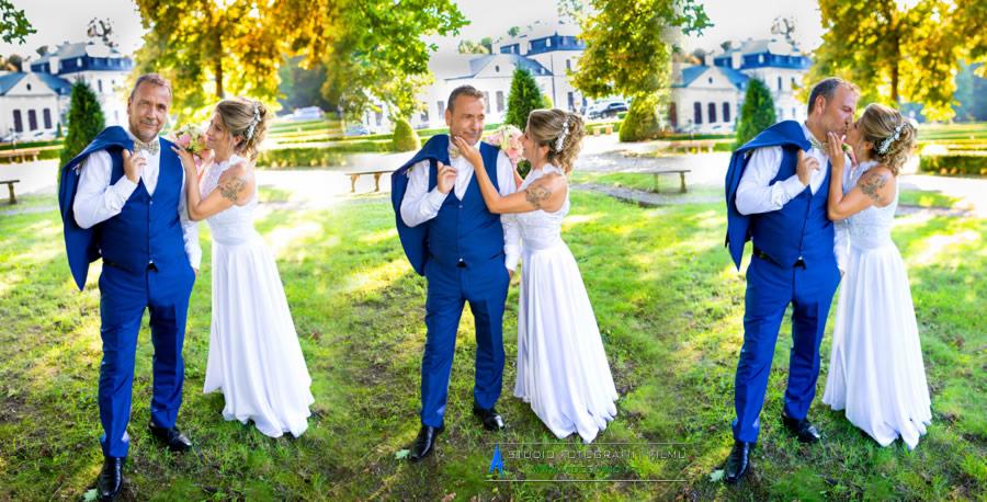 Kolaż z trzech ujęć pary młodej: stojący na trawie, mężczyzna w niebieskim garniturze z marynarką na ramieniu i kobieta w białej sukni ślubnej, w tle park i pałac.