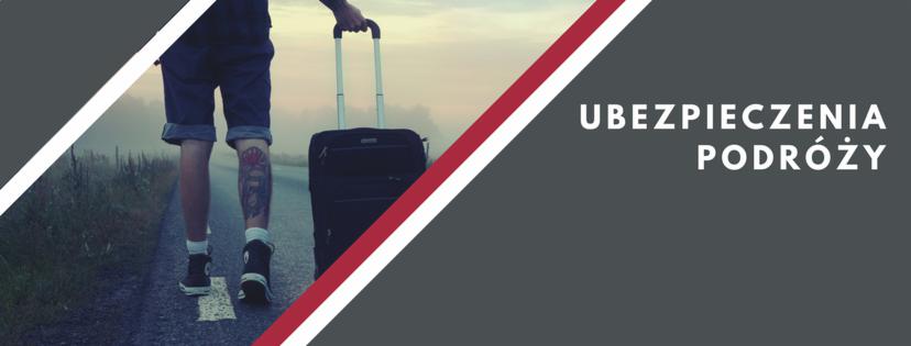 Osoba z tatuażem na łydce idzie drogą w Toruniu, ciągnąc za sobą walizkę na kółkach w mglisty poranek.