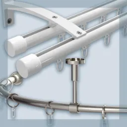 Prezentacja różnych typów karniszy: podwójny karnisz szynowy w kolorze białym oraz gięty karnisz rurowy w kolorze srebrnym, z widocznymi elementami mocującymi i suwakami.