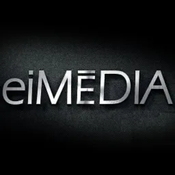 Logo 'eiMEDIA' w srebrnym, metalicznym wykończeniu na ciemnym, teksturowanym tle.