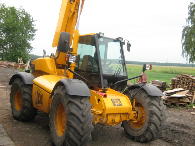 oferuję usługi ładowarką JCB 528