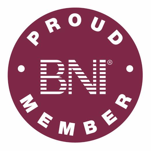 Okrągła, bordowa pieczęć z białym napisem 'PROUD MEMBER' otaczającym stylizowane logo BNI w kolorze białym.