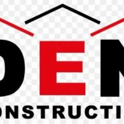 Logo firmy DEN Construction z czarnymi literami 'D' i 'N' oraz czerwoną literą 'E'. Nad literami stylizowane, czerwono-czarne zarysy dachów.