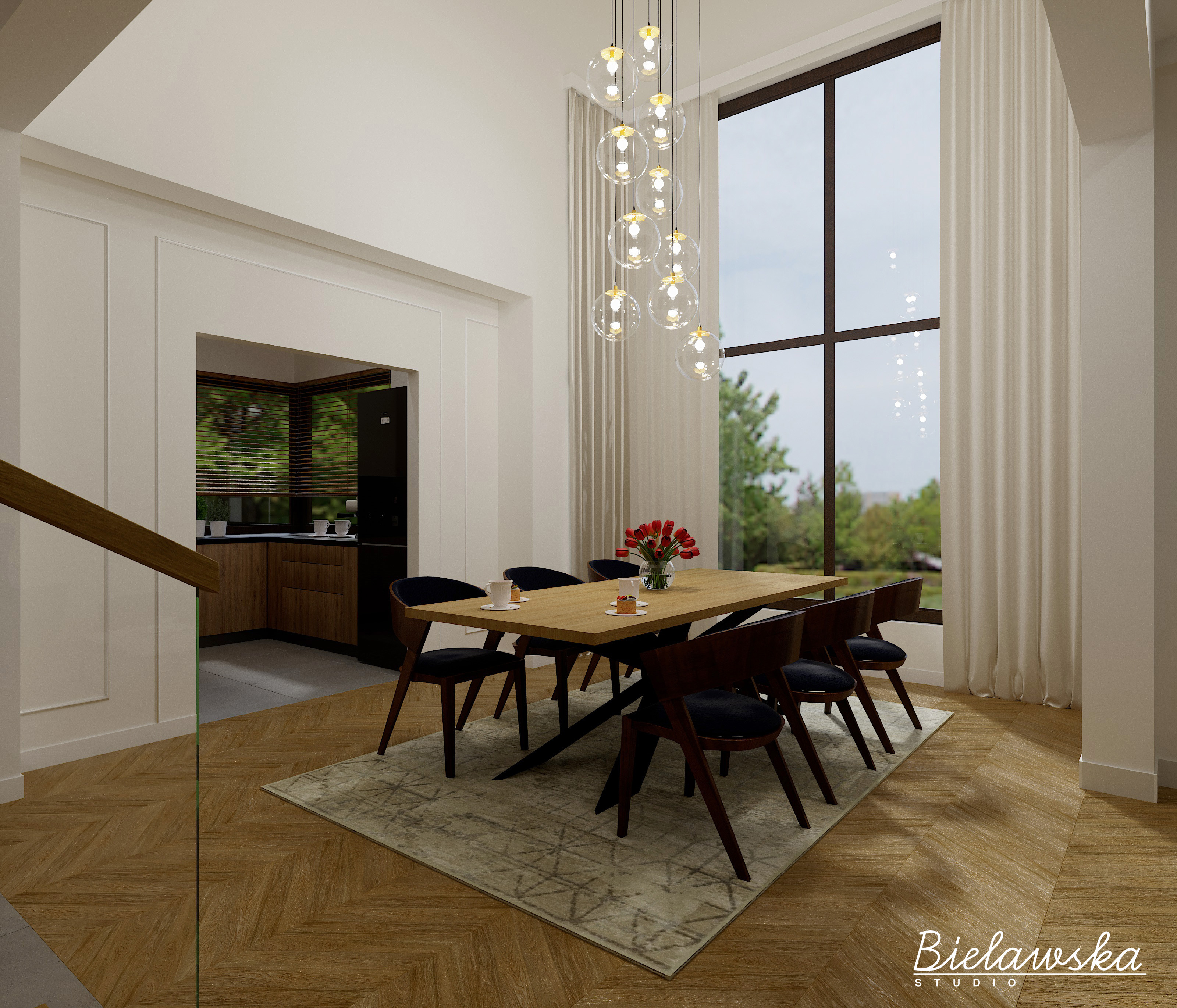 Jasna jadalnia z drewnianym stołem, czarnymi krzesłami, bukietem czerwonych tulipanów i wiszącą lampą z kulistych kloszy, widok na kuchnię i ogród przez duże okno.