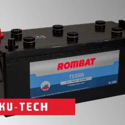 Akumulator samochodowy marki Rombat Terra o pojemności 180 Ah, z widoczną etykietą informacyjną i czarnymi korkami, sfotografowany na jednolitym tle.