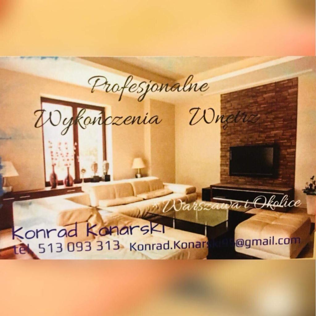 Wizytówka firmy oferującej profesjonalne wykończenia wnętrz w Warszawie i okolicach, z widocznym fragmentem salonu z beżową sofą, ścianą z kamienia dekoracyjnego i telewizorem.