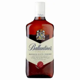 Butelka szkockiej whisky Ballantine's Finest na białym tle, oferowana przez hurtownię z Lubienia.