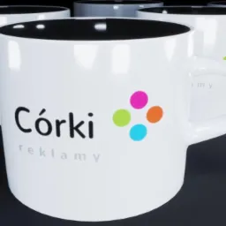 Białe kubki z czarnym wnętrzem, z nadrukiem logo 'Córki reklamy' w kolorze czarnym i z kolorowymi kropkami, ustawione w rzędzie na ciemnym tle.