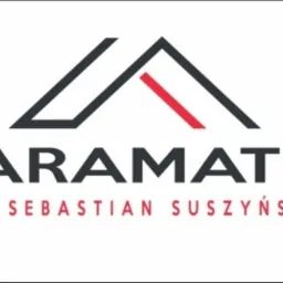 Logo firmy Aramat Sebastian Suszyński z graficznym symbolem dachu w kolorze czarnym i czerwonym.