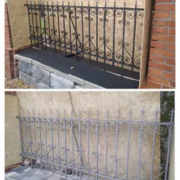 Dwa ujęcia dekoracyjnej metalowej balustrady: górne - czarna balustrada na tle zabezpieczonej płyty OSB i ceglanego muru, dolne - szara balustrada z widocznymi śladami po piaskowaniu i kamieniami...