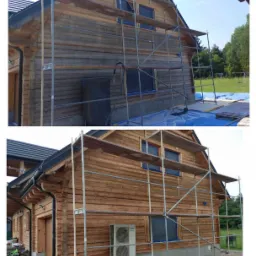 Dwuczęściowe zdjęcie przedstawia drewniany dom przed i po czyszczeniu, z widocznymi rusztowaniami i zabezpieczeniami okien folią. G&oacute;rna część ukazuje zabrudzoną elewację, a dolna odnowioną...