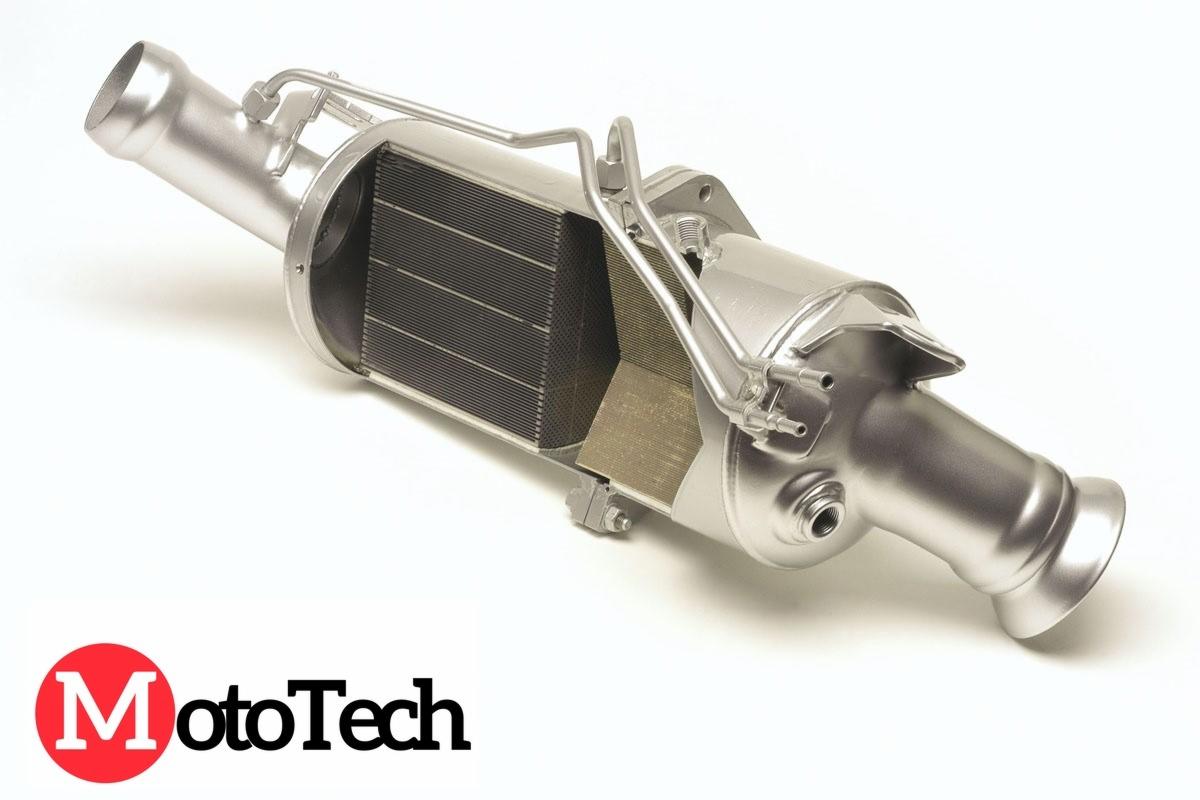 Przekrój filtra cząstek stałych (DPF) z widoczną strukturą wewnętrzną, metalowa obudowa z elementami mocującymi, na białym tle z logo MotoTech.